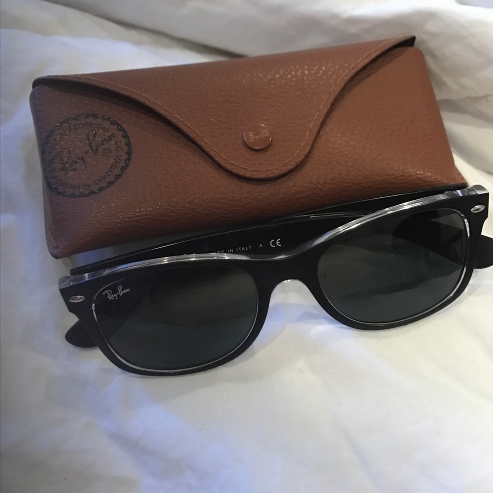 Black ray bans.w/case